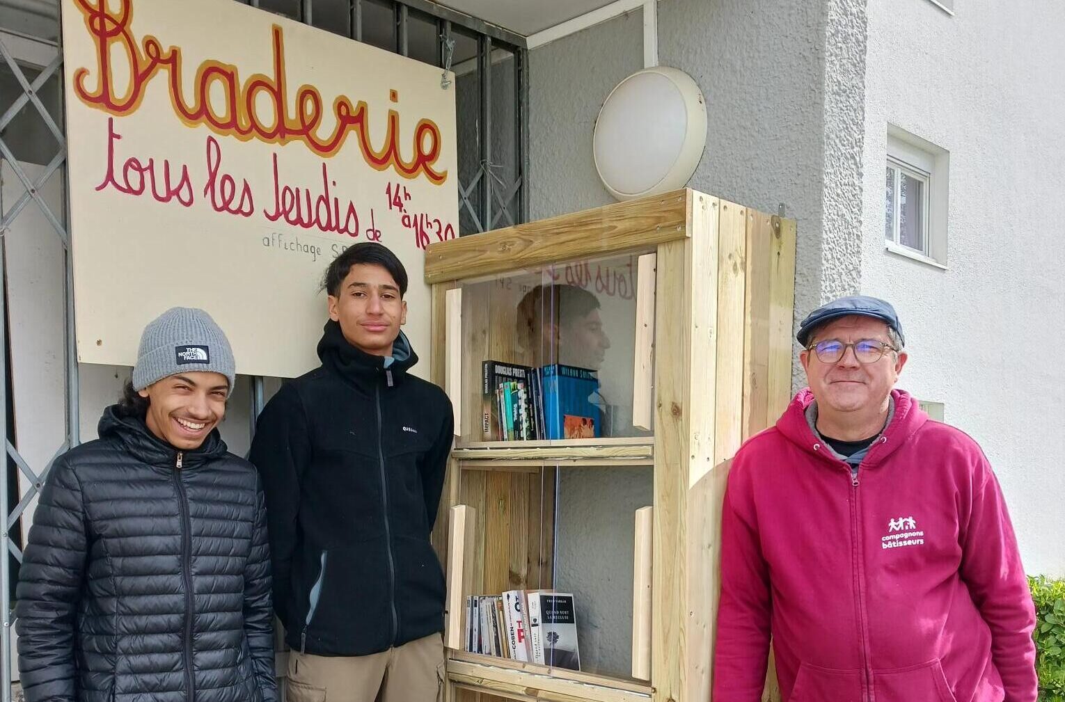 Chantier jeunes construction d'une boîte à lire à Cenon Gironde Habitat